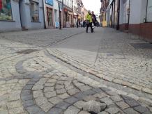 Nawierzchnia z kostki brukowej w centrum Kościerzyny znów do poprawki