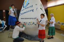 Dziemiany stworzyły największe jajo wielkanocne na Kaszubach