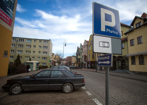 Mimo podjętej uchwały, w Bytowie nadal obowiązuje opłata za parkowanie w soboty. Dlaczego?
