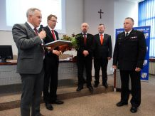 Rada Powiatu Sępoleńskiego dziękuje odchodzącemu komendantowi straży pożarnej