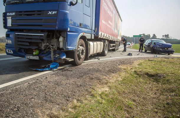 Zderzenie osobówki z ciężarówką koło Człuchowa (FOTO)