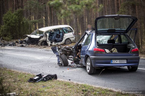 Zderzenie dwóch samochodów osobowych. Droga Chojnice-Bytów była zablokowana