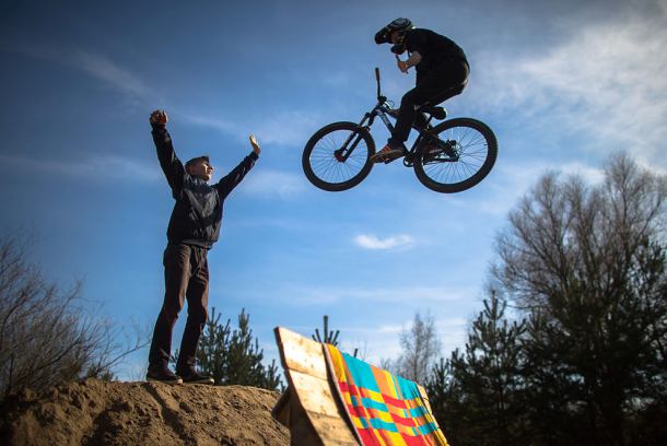 Kochają adrenalinę, sami stworzyli Dirt Park. Zobacz, co wyprawiają na rowerach pod Chojnicami