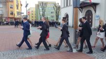 Polonez maturzystów na bytowskim rynku (FOTO, WIDEO)