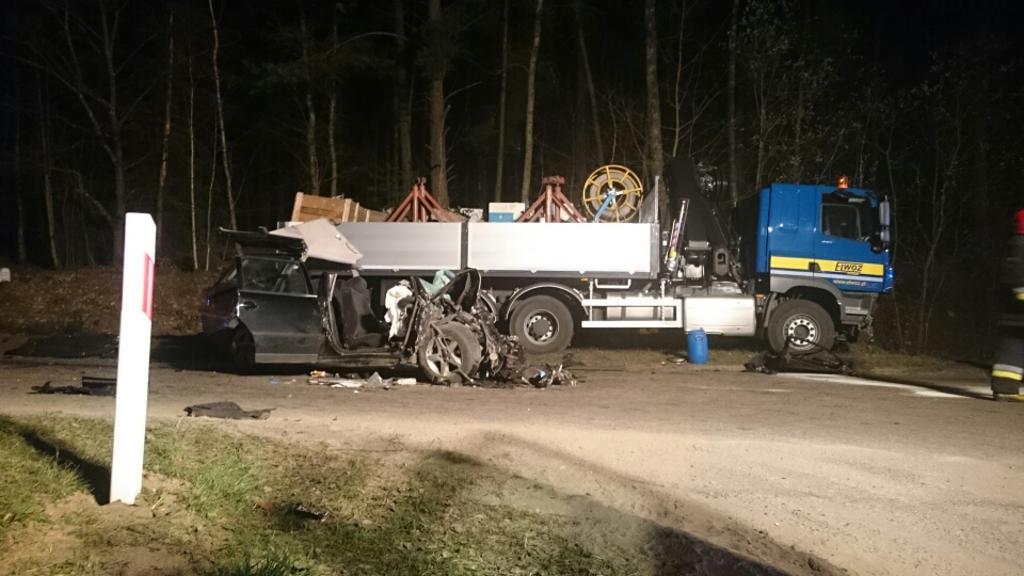 Dwie osoby nie żyją, a dwie są ranne, w tym 2-letnie dziecko. Wypadek na trasie Kościerzyna - Stara Kiszewa