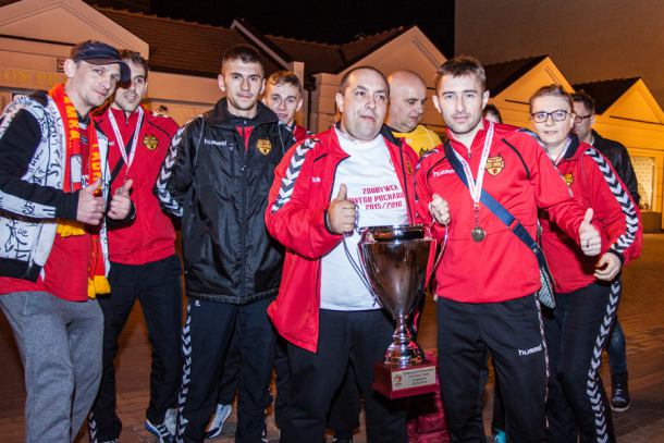 Chojnice: Red Devils świętowali na Starym Rynku zdobycie Pucharu Polski (FOTO)
