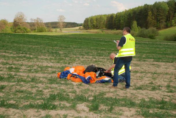 Wypadek paralotniarza w Wielu. 47-letni mieszkaniec Gdańska przeżył upadek