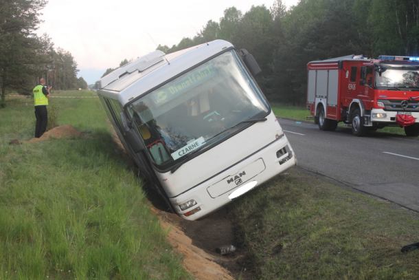 Zderzenie samochodu osobowego i autobusu. Ranny kierowca autobusu