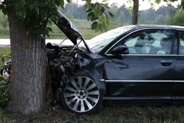 Audi uderzyło w drzewo. 4 osoby w szpitalu