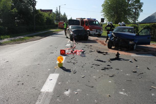 Czołowe zderzenie dwóch osobówek na drodze krajowej nr 25 niedaleko Człuchowa