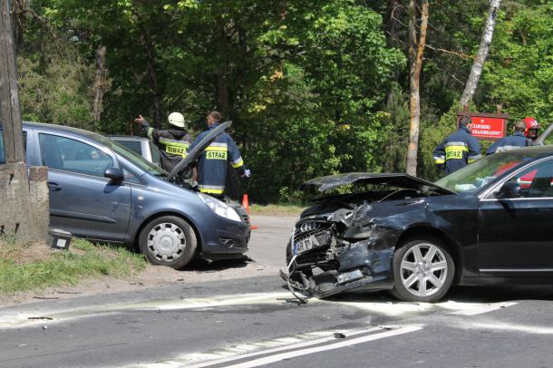 Zderzyły się dwa samochody osobowe i motocykl (FOTO)