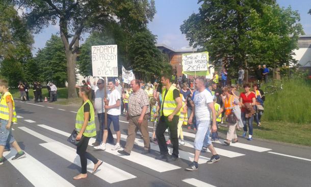 "Chcemy ścieżki, chcemy żyć" - protest mieszkańców Łęga Kolonii na DK nr 22
