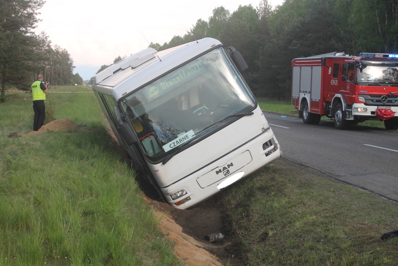 Zderzenie samochodu osobowego i autobusu. Ranny kierowca autobusu
