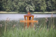 Sępoleńskie Stowarzyszenie "Dorośli - dzieciom" instaluje budki lęgowe dla łabędzi