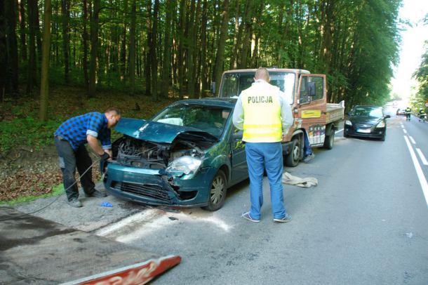 Dwie osoby ranne po zderzeniu trzech pojazdów koło Kościerzyny