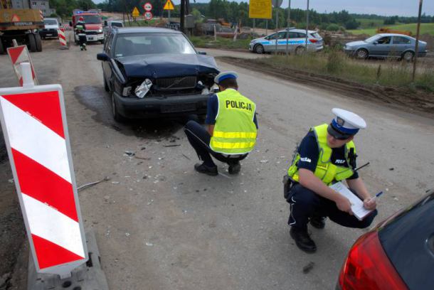 Kobieta poszkodowana po zderzeniu volvo z citroenem