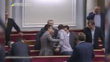 Bójka w ukraińskim parlamencie. Weteran chciał przerwać przemówienie posła opozycji
