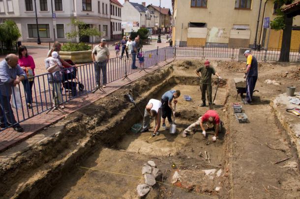 Prace archeologiczne w pobliżu Bramy Człuchowskiej w Chojnicach zakończone (FOTO)