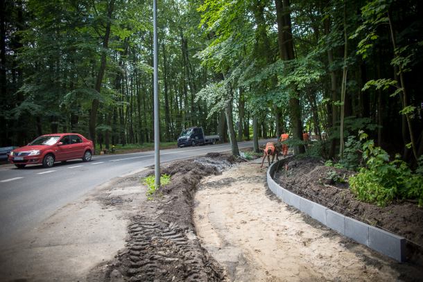 Trwa budowa ścieżki pieszo-rowerowej w chojnickim Lasku Miejskim (FOTO)