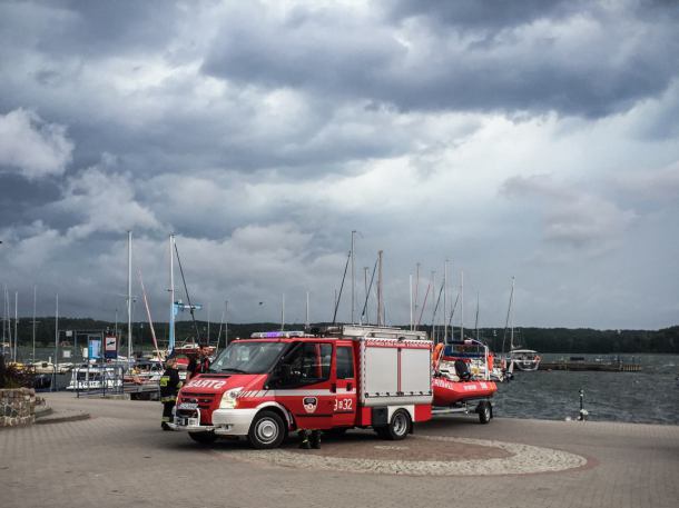 Nawałnica przewróciła żaglówkę na Jeziorze Charzykowskim. Na pokładzie było pięć osób