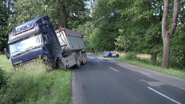 Zderzenie malucha z ciężarówką. Dwie osoby nie żyją (FOTO)