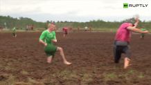 To jest dopiero brudny sport. Dzień przed finałem Euro 2016 rozegrano w Rosji mistrzostwa w piłce nożnej na błocie