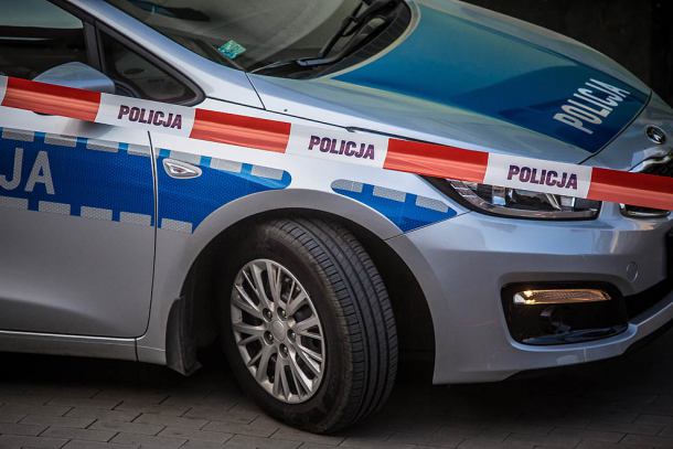 Samochód przygniótł rękę policjanta 