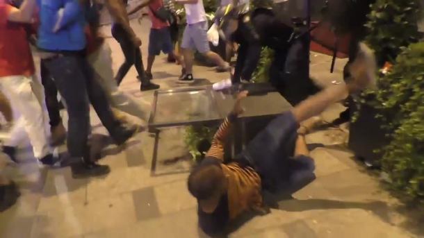 Zamieszki w Paryżu po finale Euro 2016. W ruch poszły butelki i petardy