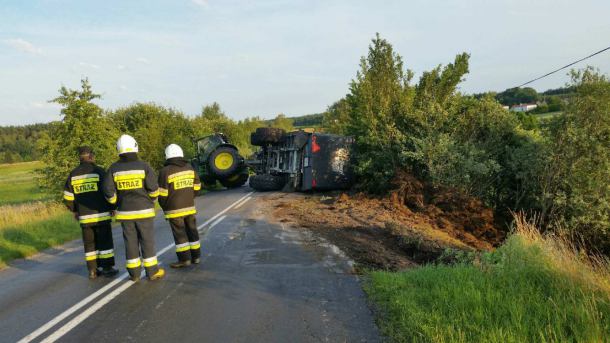 Wiózł obornik, pękła opona. Przyczepa się przewróciła, ciągnik stanął w poprzek drogi