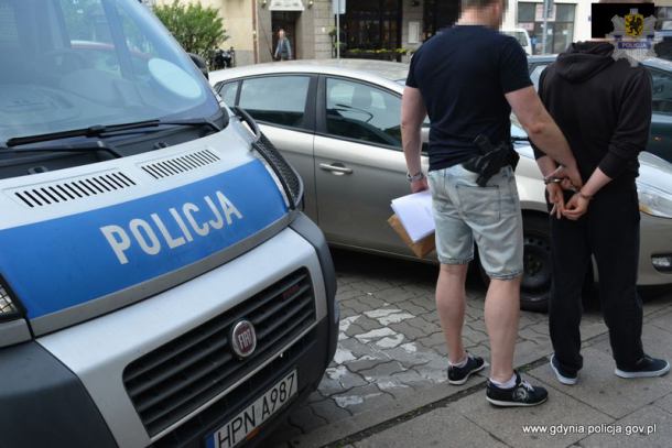 Areszt dla 35-latka z Kościerzyny. Miał zaatakować nożem dwóch mężczyzn w Gdyni
