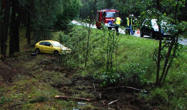 19-latka ranna w wypadku koło Kościerzyny. Samochód, którym kierowała uderzył w drzewo