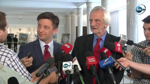 PiS wycofał oba projekty ustaw o podwyżkach dla urzędników państwowych