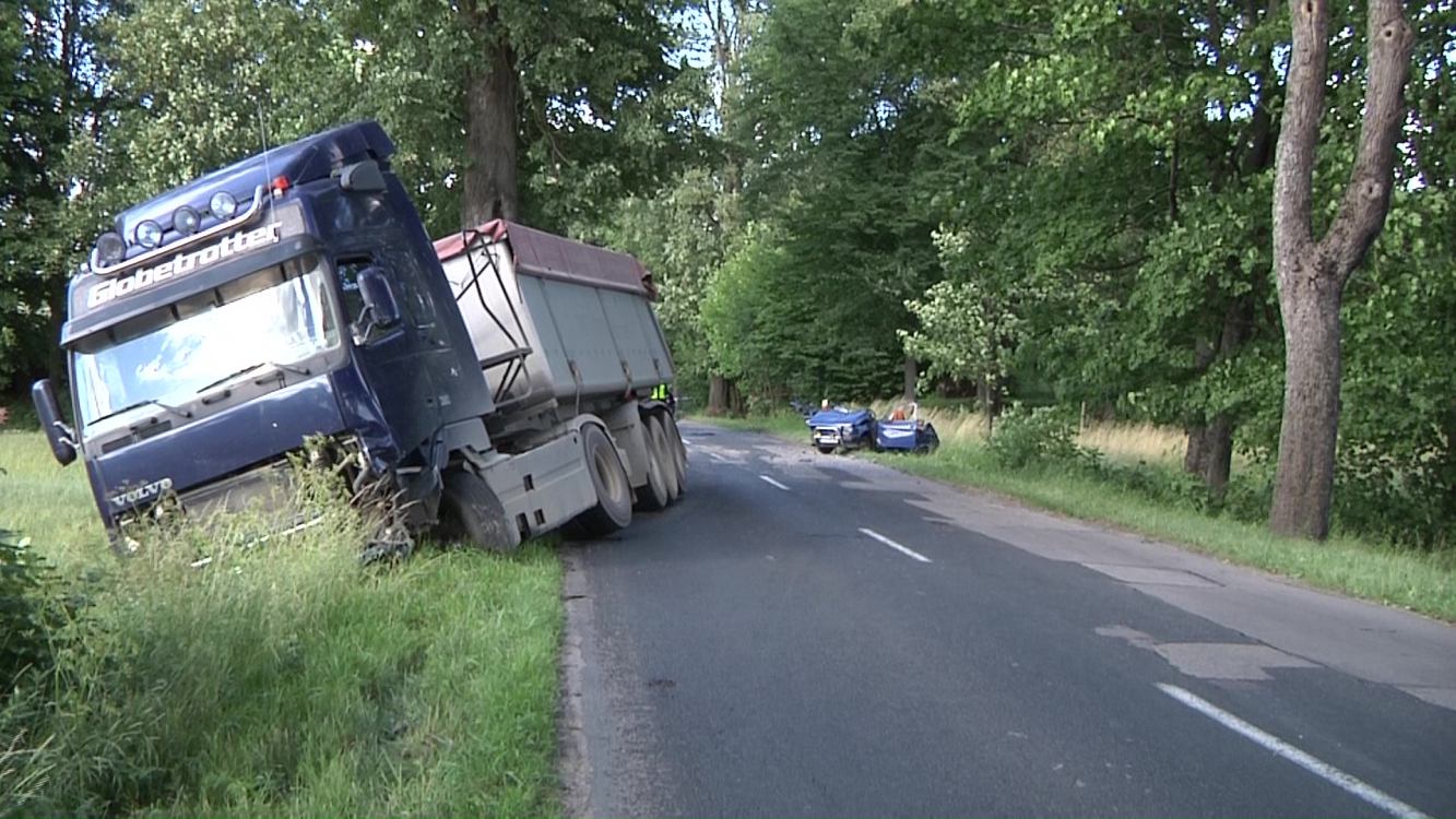 Zderzenie malucha z ciężarówką. Dwie osoby nie żyją FOTO