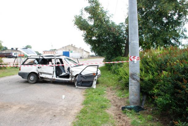Pijany 23-latek uderzył w słup, pasażer passata stracił rękę