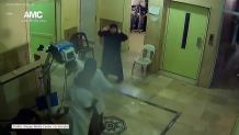 Moment uderzenia bomby beczkowej w syryjski szpital. Zginęło 9 osób