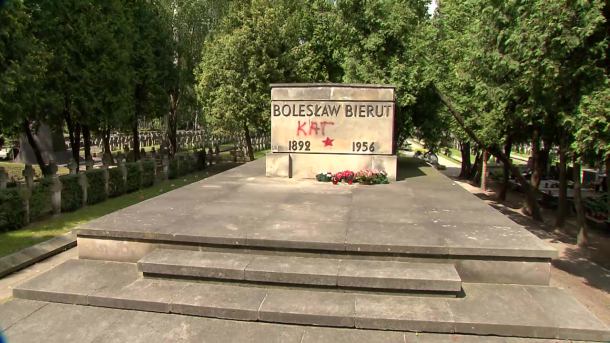 Tomasz Krzemiński: Kodeks karny nie rozróżnia, czyj to grób. Mówi, że znieważenie grobu stanowi występek, czyli przestępstwo.