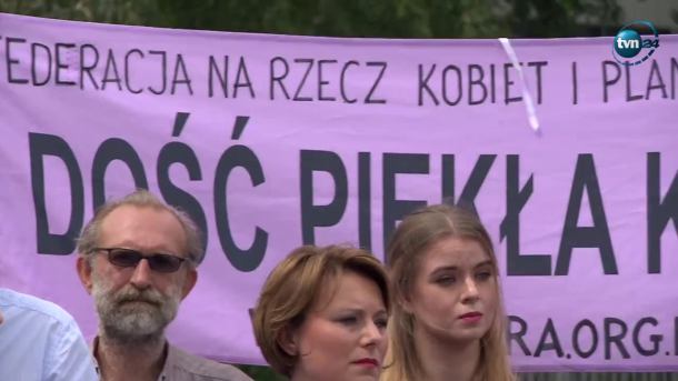 "Chcemy zatrzymać PiS w szaleńczym pędzie ograniczania praw kobiet". 215 tys. podpisów za liberalizacją prawa aborcyjnego
