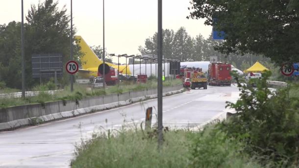 Wypadek na lotnisku w Bergamo. Samolot przejechał przez parking i wbił się w jezdnię
