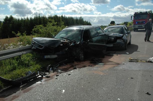 Szukają sprawcy wypadku drogowego. Kierowca białego suv-a uciekł z miejsca zdarzenia (FOTO)