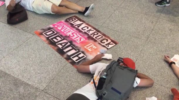 "Geje przeciwko broni". Protest społeczności LGBTQ przed siedzibą Blackrock w Nowym Jorku
