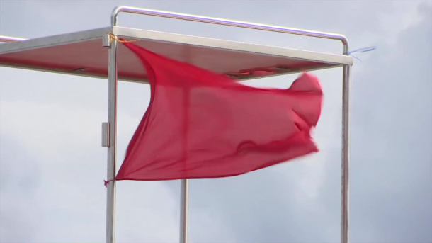 Zakaz kąpieli na większości bałtyckich plaż. Także IMiGW ostrzega przed wysokim stanem wody