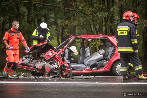 Nie żyją dwie osoby. Policja: kierujący vectrą wyprzedzał przed szczytem wzniesienia