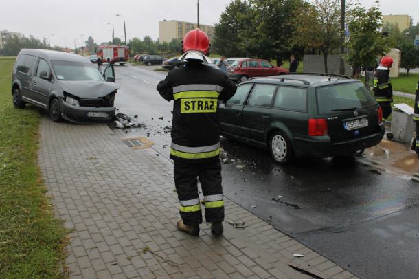 Czołowe zderzenie na osiedlowej ulicy w Chojnicach (FOTO)
