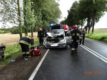 Uderzył w dwie osobówki i drzewo.  85-letni kierowca nie opanował samochodu na zakręcie (FOTO)