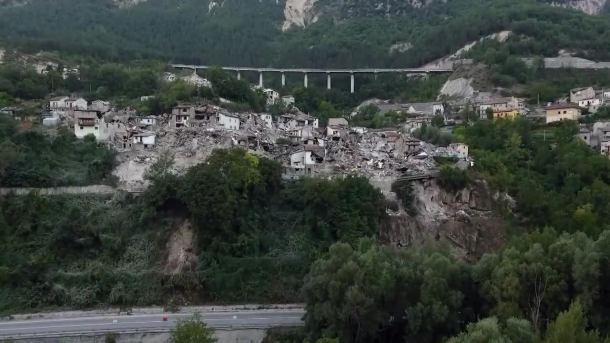 Miejscowość Pescara del Trono po katastrofalnym trzęsieniu ziemi. Zdjęcia z drona