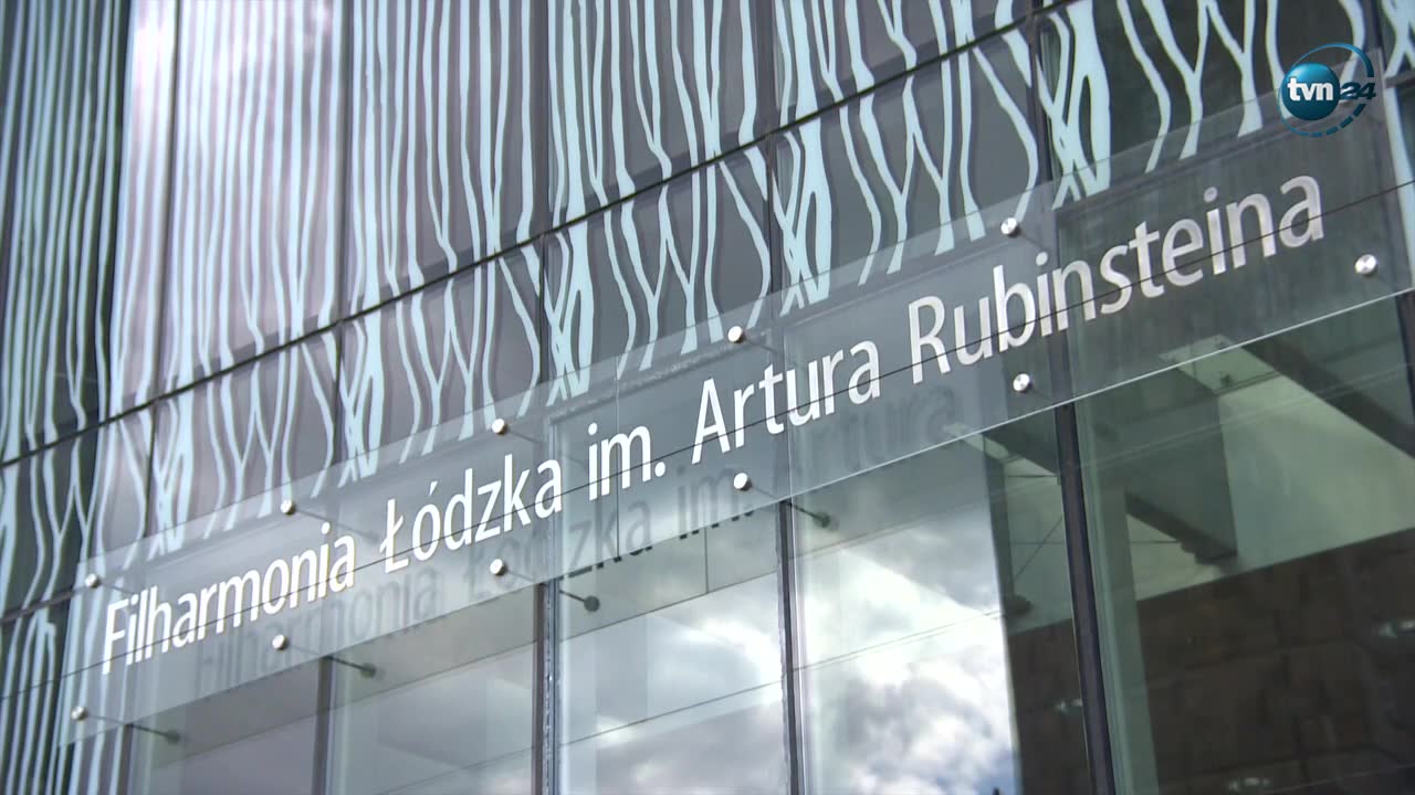 Ostrzelano łódzką filharmonię. Wymiana popękanej szklanej elewacji może kosztować ponad 100 tys. złotych