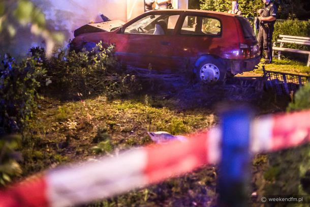 Samochód osobowy wypadł z drogi i uderzył w dom (FOTO)