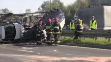 Przewróciła się laweta z nowymi autami. Kierowca był pijany
