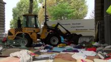 Ewakuacja obozowiska migrantów przy stacji metra Jaures w Paryżu