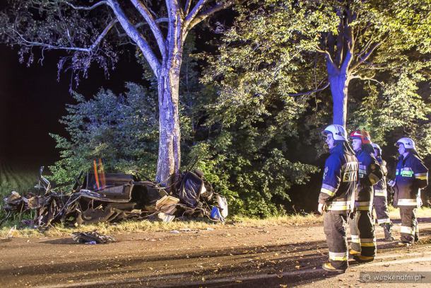 Wypadek między Brusami i Kościerzyną. Peugeot roztrzaskał się o drzewo. Autem jechały trzy osoby. Jedna nie żyje
